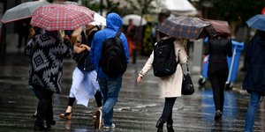 Βροχή στην Αθήνα κόσμος με ομπρέλες 