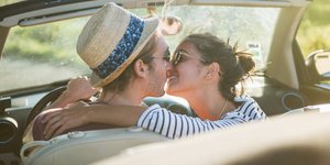 Ζευγάρι με ψάθινο καπέλο και γυαλιά 