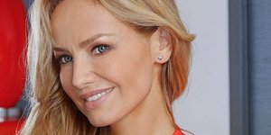 Η Αντριάνα Σκλεναρίκοβα με κόκκινο πουκάμισο χαμογελάει στον φακό