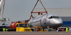 Το κουφάρι του διαλυμένου αεροσκάφους στο αεροδρόμιο του Σερεμέτιεβο