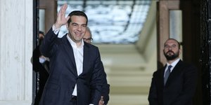 Ο Αλέξης Τσίπρας και ο Δημήτρης Τζανακόπουλος στην είσοδο του Μεγάρου Μαξίμου