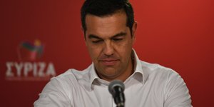 Αλέξης Τσίπρας με κάτω το κεφάλι