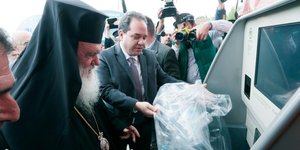 Ο Αρχιεπίσκοπος Ιερώνυμος και ο διοικητής του Αγ. Ορους Κωστής Δήμτσας ανακυκλώνουν σκουπίδια στα εγκαίνια του περιβαλλοντικού πάρκου Ιωαννίνων