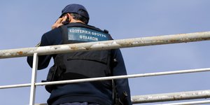 Φύλακας στην περίφραξη των φυλακών Τρικάλων