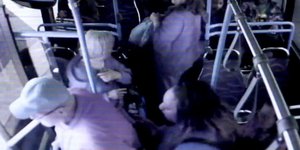 Γυναίκα σπρώχνει βίαια άνδρα έξω από το λεωφορείο