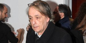 Ο Ανδρέας Μικρούτσικος με μαύρο παλτό
