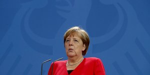 Η Ανγκελα Μέρκελ μιλάει στο μικρόφωνο