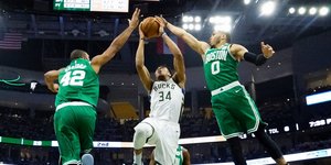 Ο Γιάννης Αντετοκούνμπο στον αγώνα με τους Σέλτικς