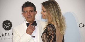 O Αντόνιο Μπαντέρας με παπιγιόν και η Νικόλ Κίμπελ τον κοιτάζει