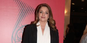 Η Αντζελα Γκερέκου με μαύρο κοστούμι και λευκό φουλάρι