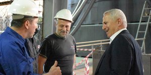 Ο Ευάγγελος Αποστολάκης επισκέφθηκε τα Ναυπηγεία Σκαραμαγκά 