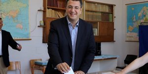 Ο Απόστολος Τζιτζικώστας ρίχνει την ψήφο του