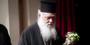 Ο Αρχιεπίσκοπος Ιερώνυμος με λουλούδια στο χέρι