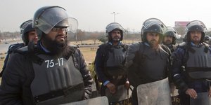 Ανδρες της αστυνομίας του Πακιστάν με κράνη και ασπίδες