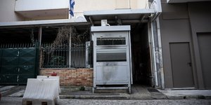 Εμφανή τα σημάδια στο ΑΤ Καισαριανής από την επίθεση με μολότοφ