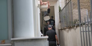 Αστυνομικοί μπαίνουν σε σπίτι