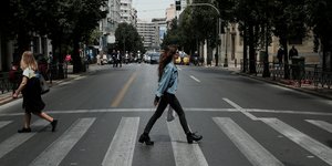 Αθήνα, διάβαση νεαρή κοπέλα με τζιν μπουφάν περνά το δρόμο