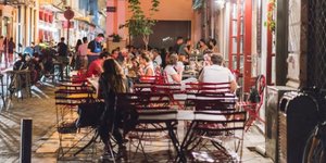 Κόσμος κάθεται σε τραπεζάκια