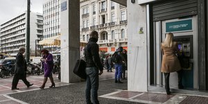 Κόσμος σε ΑΤΜ βγάζει χρήματα