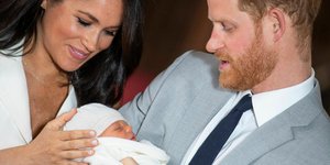 Μέγκαν Μαρκλ και πρίγκιπας Χάρι ποζάρουν χαμογελαστοί με το μωρό 