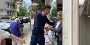 Ο Κώστας Μπακογιάννης συνομιλεί με κατοίκους των Αμπελοκήπων