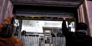 Σπασμένη τζαμαρία στην Αθήνα