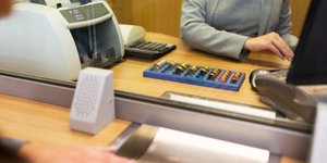 Εργαζόμενος σε τράπεζα