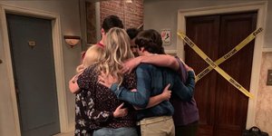 Οι ηθοποιοί του Big Bang Theory αγκαλιασμένοι στο στούντιο της σειράς