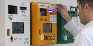 Αντρας με λευκό πουκάμισο παίρνει bitcoin