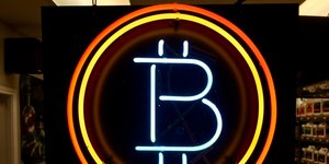 Bitcoin φωτεινή επιγραφή