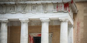 Μπογιές στη Βουλή