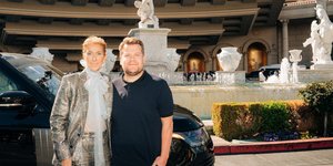 Η Σελίν Ντιόν και ο Τζέιμς Κόρντεν στέκονται όρθιοι και χαμογελούν