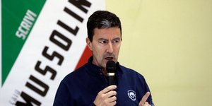 Ο Τσέζαρε Μουσολίνι μιλάει σε ψηφοφόρους