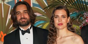 Η Σαρλότ Κασιράγκι με τον σύντροφό της χαμογελούν σε επίσημη έξοδο