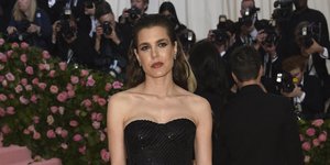Η Σαρλότ Κασιράγκι με μαύρο φόρεμα στο κόκκινο χαλί του Met Gala