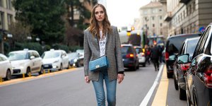 Fashion blogger με σακάκι και τζιν