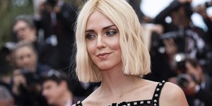 Η Κιάρα Φεράνι με ένα τοπ που έχει φιόγκο στο στήθος