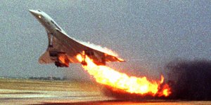 Το φλεγόμενο Κονκόρντ που προκάλεσε το δυστύχημα το 2000