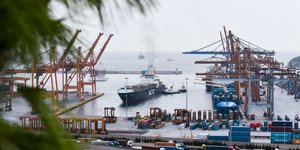 Η Cosco στο λιμάνι του Πειραιά