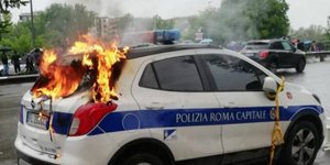 Καμένο περιπολικό στη Ρώμη