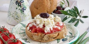 Πιάτο με κρητικό ντάκο, από παξιμάδι, ντομάτα και τυρί