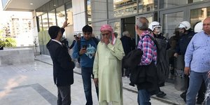 Οικογένεια του δολοφονηθέντος Σαχζάτ έξω από το Εφετείο Αθηνών