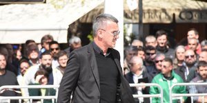 Ο Δημήτρης Σαραβάκος με μαύρο κοστούμι και γυαλιά ηλίου