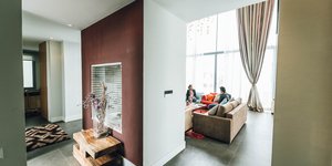 Εσωτερικό σπιτιού με δυο δωμάτια όπου το ένα είναι σαλόνι