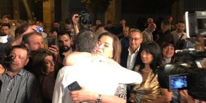 Σφίγγει συγκινημένη στην αγκαλιά της τον γιό της η Ντόρα Μπακογιάννη