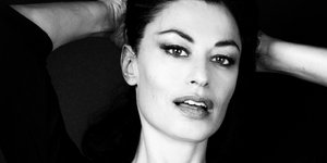 Η Δωροθέα Μερκούρη πιάνει τα μαλλιά της και φοράει μαύρα ρούχα 