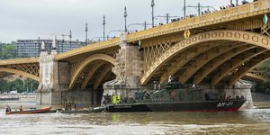 Διασώστες εργάζονται δίπλα σε πλοίο στον Δούναβη
