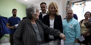 Η Ρένα Δούρου ψηφίζει με τη μητέρα της