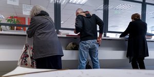 Πολίτες σε γκισέ ΔΟΥ