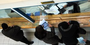 Φορολογούμενοι στα γκισέ της Εφορίας